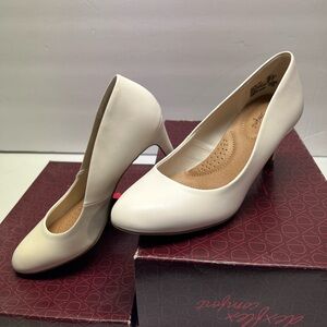 Elegant Cream Pumps 2.75 inch heel (size 7)
